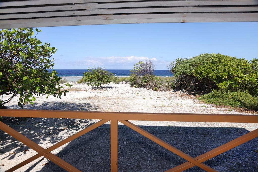 RotoavaBungalow Kahaia的从门廊上可欣赏到海滩景色