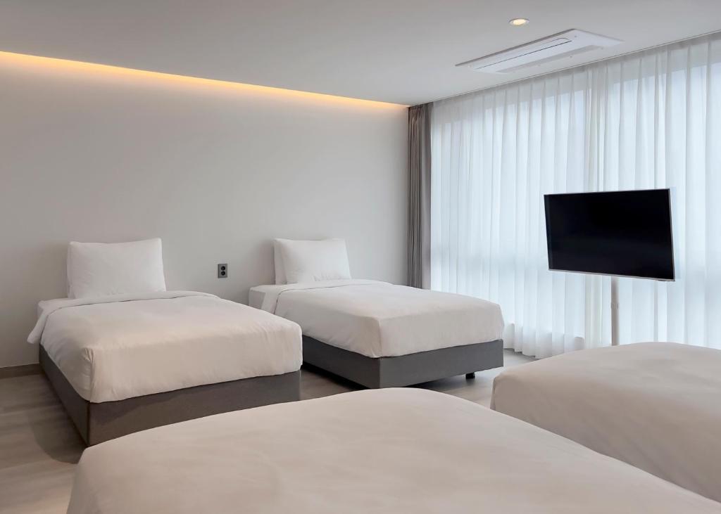 Ocean Suites Jeju Hotel - Superior Family Quadruple Room With Mountain View