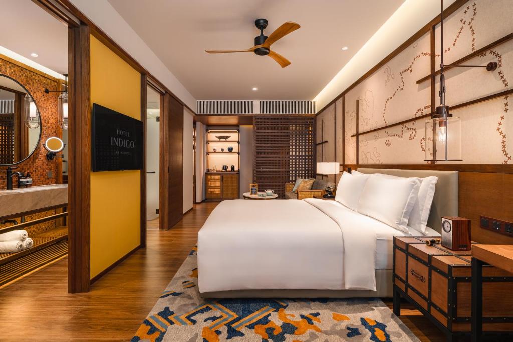 Postel nebo postele na pokoji v ubytování Hotel Indigo Bintan Lagoi Beach by IHG