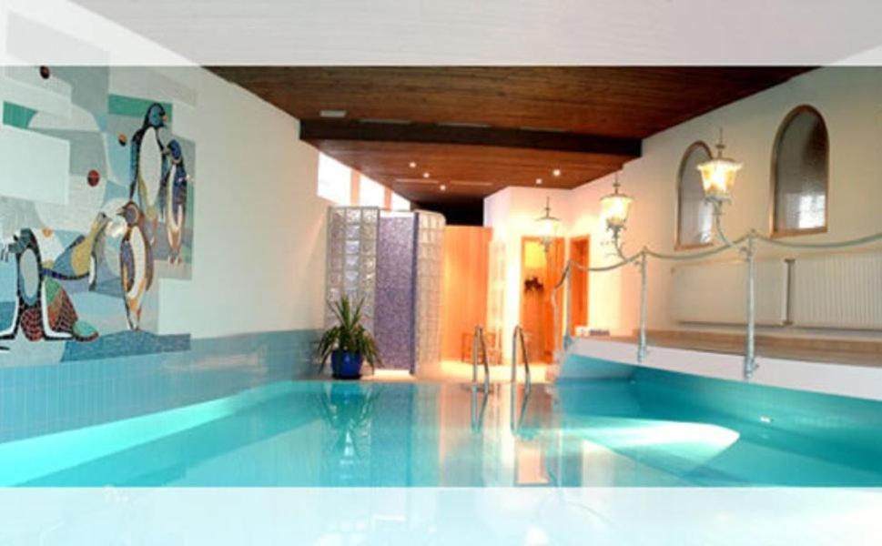 een kamer met een zwembad in een gebouw bij Hotel Roter Hahn - Bed & Breakfast in Garmisch-Partenkirchen