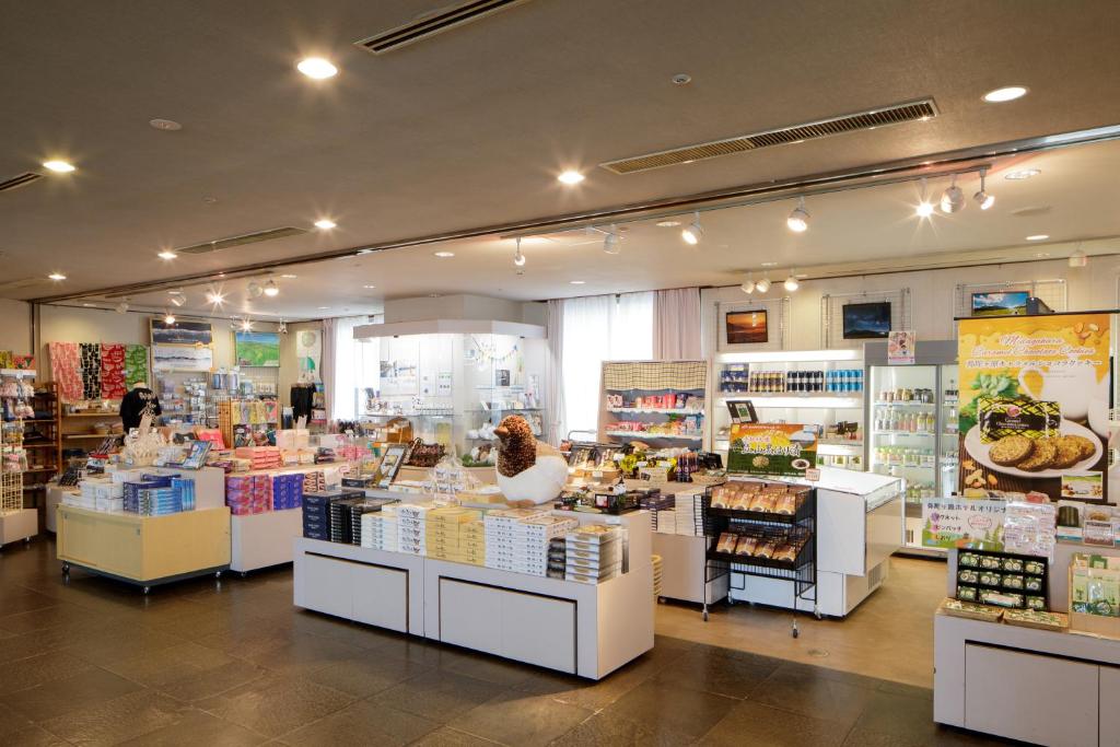 Supermarket nebo jiné obchody v  hotelu nebo okolí