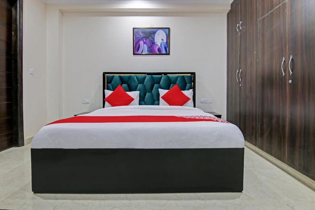 Postel nebo postele na pokoji v ubytování Hotel O Pristine
