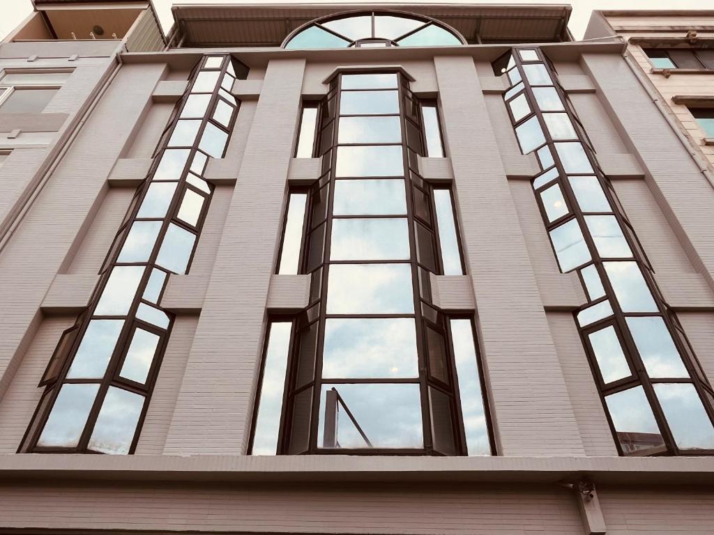 facciata di un edificio con finestre in vetro di Yoshi Hotel - Tainan Sinmei Branch a Tainan