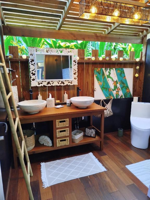 TV o dispositivi per l'intrattenimento presso Natura OM Teahupoo surf lodge