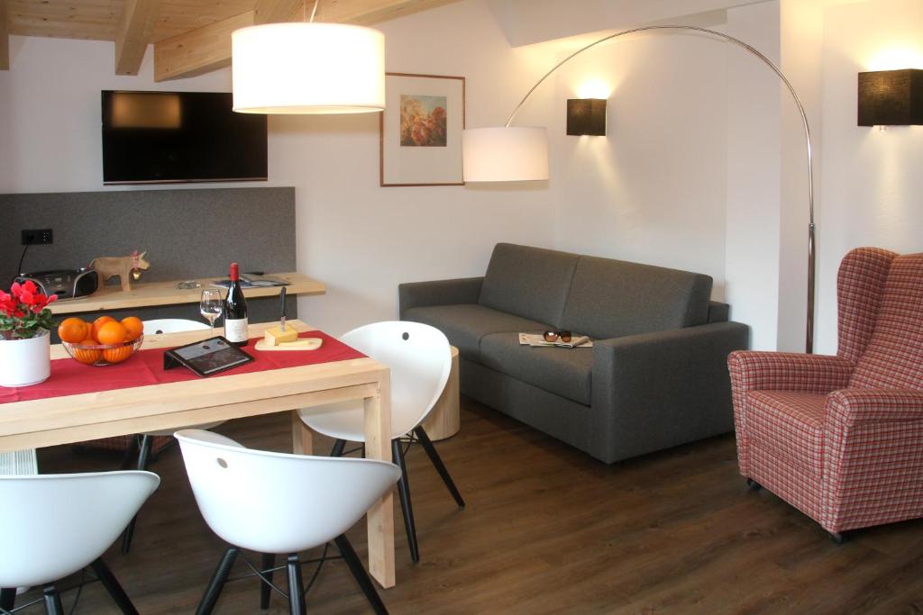 ein Wohnzimmer mit einem Sofa, einem Tisch und Stühlen in der Unterkunft Gästehaus Sinz in Oberstdorf