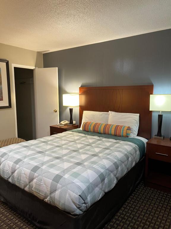 Postel nebo postele na pokoji v ubytování Travelers Inn Eugene University