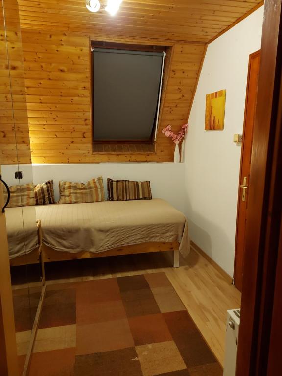 Posteľ alebo postele v izbe v ubytovaní Attila-Apartman Budaörs