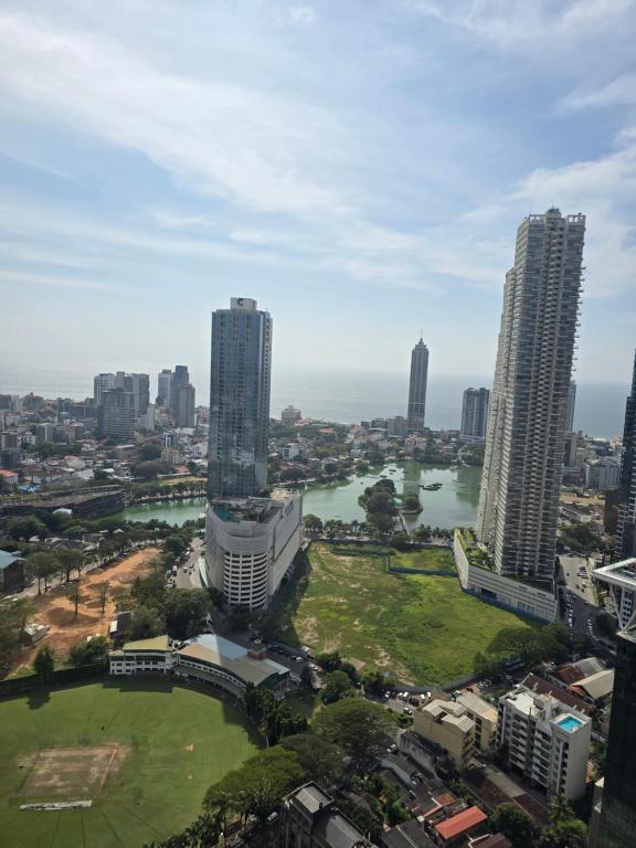 Pemandangan umum bagi Colombo atau pemandangan bandar yang diambil dari apartmen