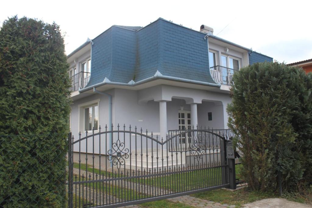 Casa blanca con techo azul en Orwa apartmanok - Fenyőfa köz, en Zalakaros