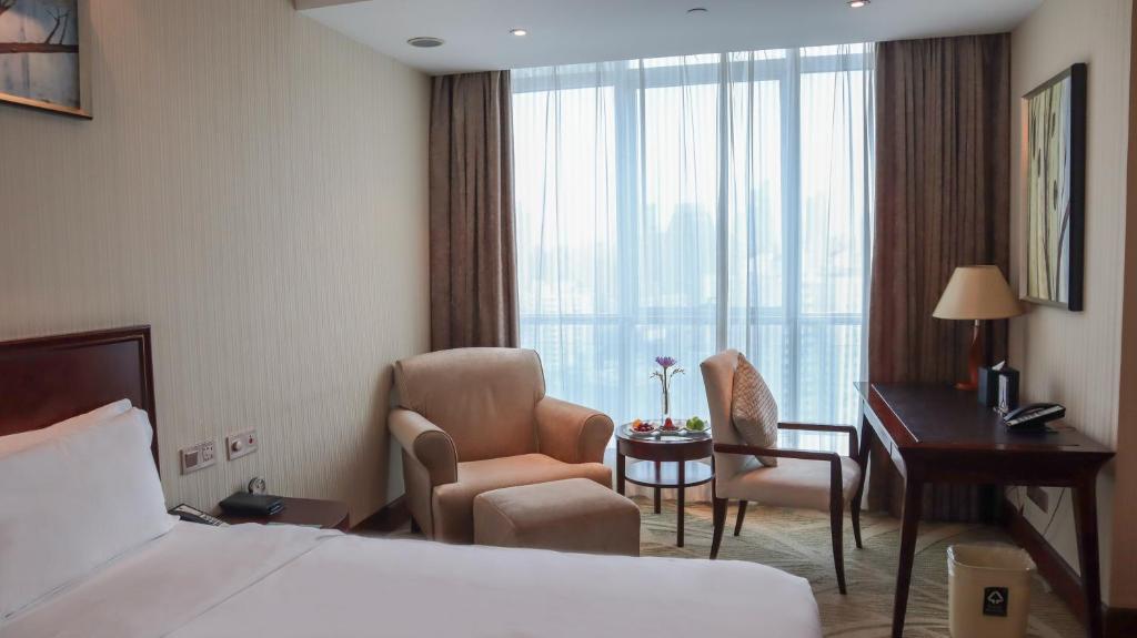 Postel nebo postele na pokoji v ubytování Shanghai Metropark Jichen Hotel