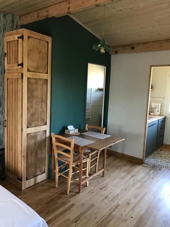 Łóżko lub łóżka w pokoju w obiekcie Chalet de la Baume