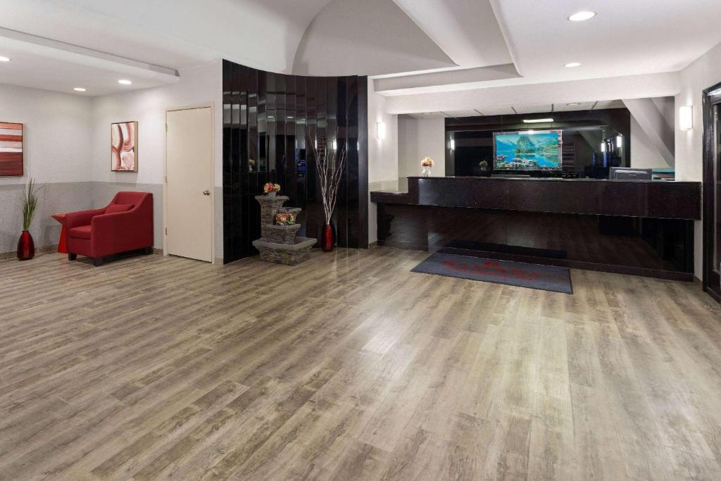 TV a/nebo společenská místnost v ubytování Ramada by Wyndham Parsippany