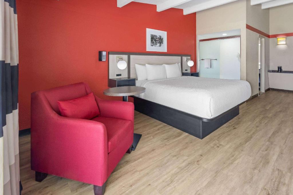 Postel nebo postele na pokoji v ubytování Ramada by Wyndham Parsippany