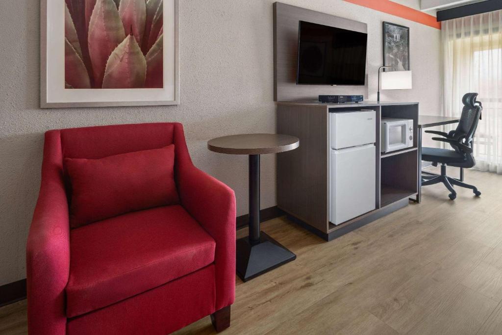 TV a/nebo společenská místnost v ubytování Ramada by Wyndham Parsippany