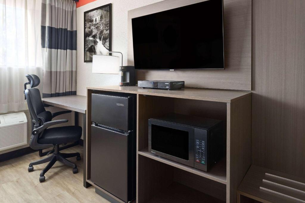 TV a/nebo společenská místnost v ubytování Ramada by Wyndham Parsippany