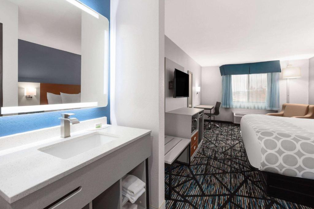 Baymont by Wyndham Warrenton - Habitación Con Cama Extragrande - No Fumadores