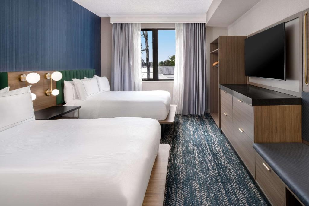 Postel nebo postele na pokoji v ubytování DoubleTree Suites by Hilton Mount Laurel