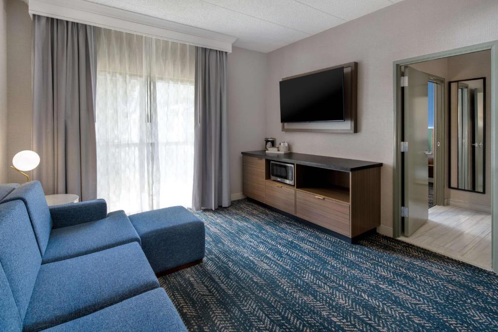 TV a/nebo společenská místnost v ubytování DoubleTree Suites by Hilton Mount Laurel