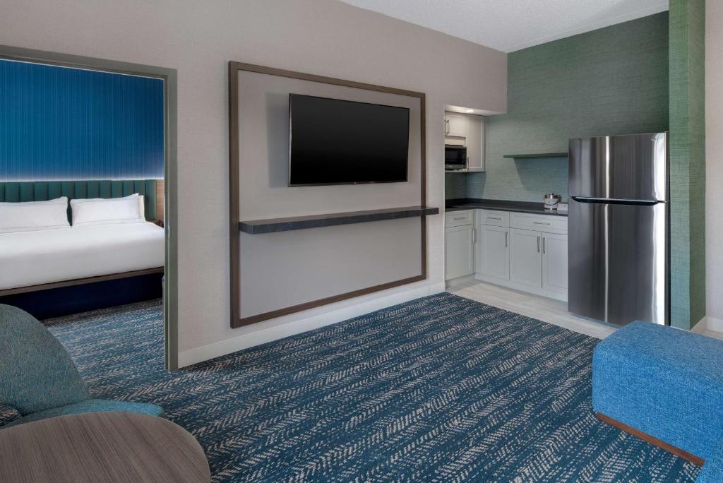 Kuchyň nebo kuchyňský kout v ubytování DoubleTree Suites by Hilton Mount Laurel