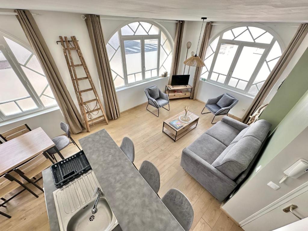 an overhead view of a living room with a couch and chairs at RDC familial à 2 min à pieds de la plage de Berck avec Garage privé in Berck-sur-Mer