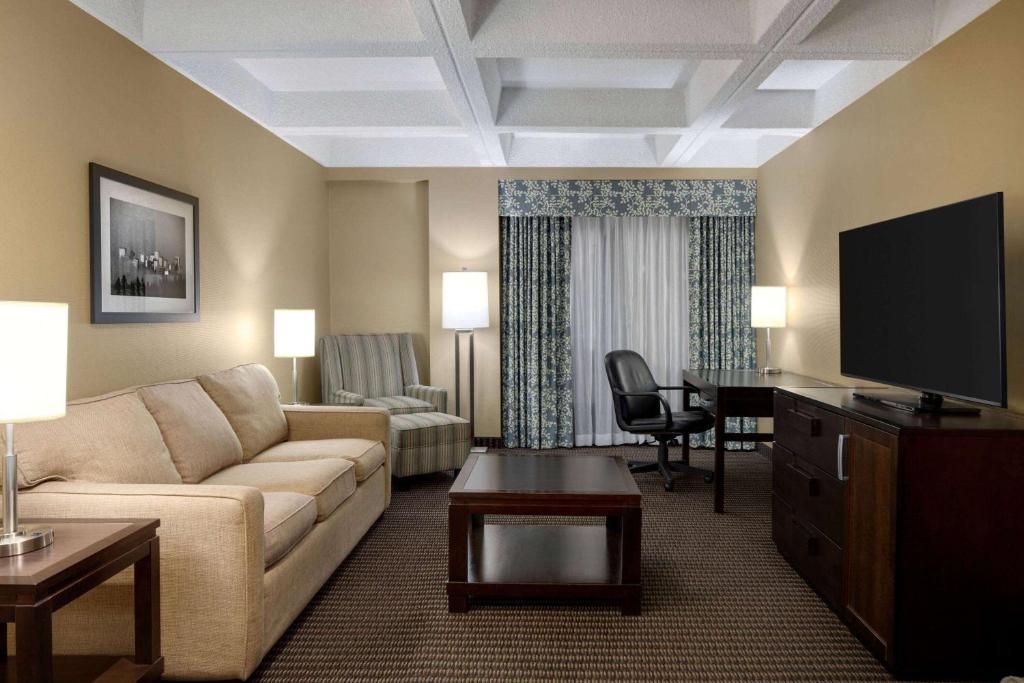 
King Suite with Jetted Tub, Non-Smoking
