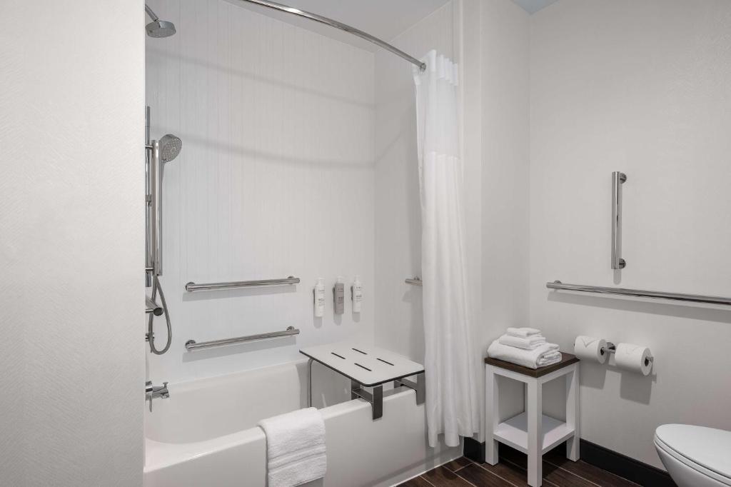 Hampton Inn & Suites by Hilton Pittsboro - King Kamer Met Bad - Toegang Voor Mobiliteit