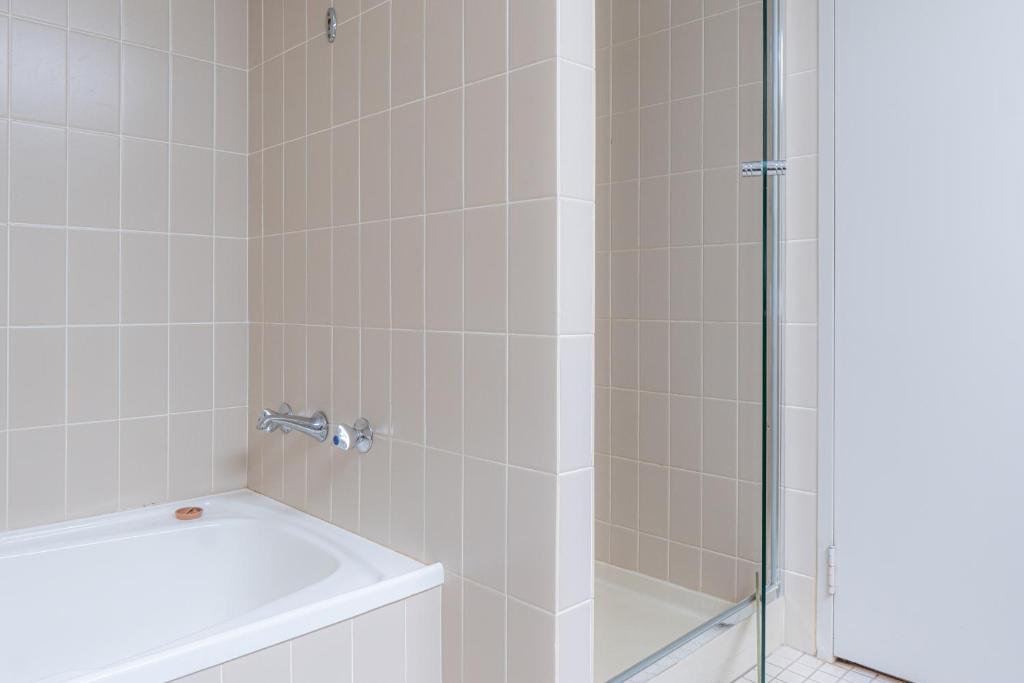 Koupelna v ubytování Quality Hotel Ambassador Perth