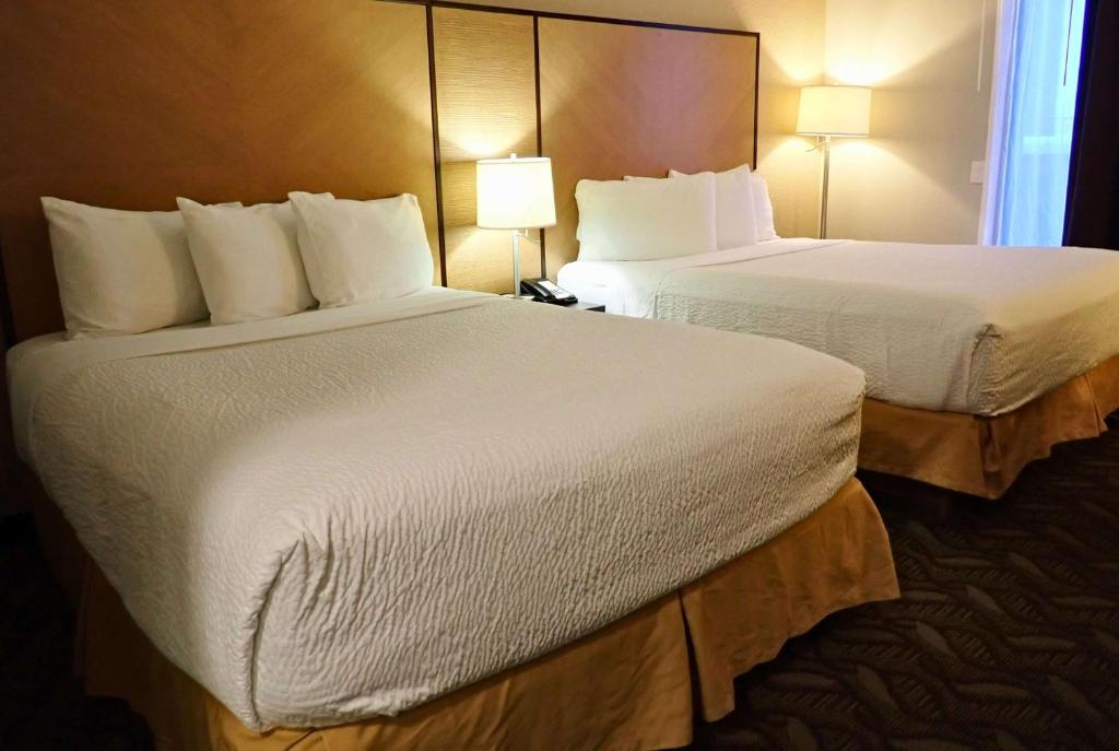 Postel nebo postele na pokoji v ubytování Days Inn by Wyndham Airdrie