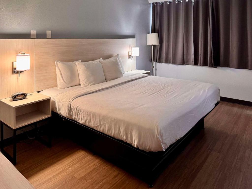 Un pat sau paturi într-o cameră la Suburban Studios East Syracuse Carrier Circle