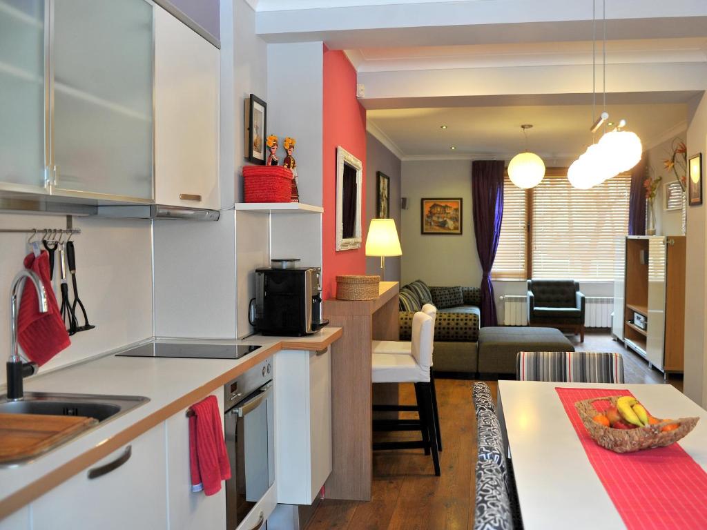 una cucina e un soggiorno con divano e tavolo di Parkview Apartments a Sofia