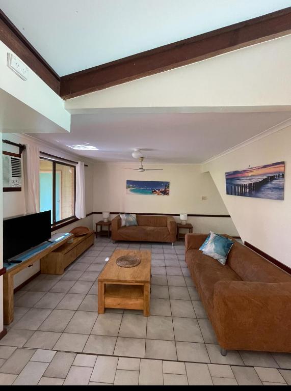 un ampio soggiorno con divani e TV di Wildsights Villas a Denham