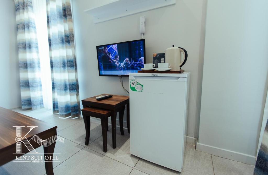 TV a/nebo společenská místnost v ubytování Mersin Kent Suit Hotel