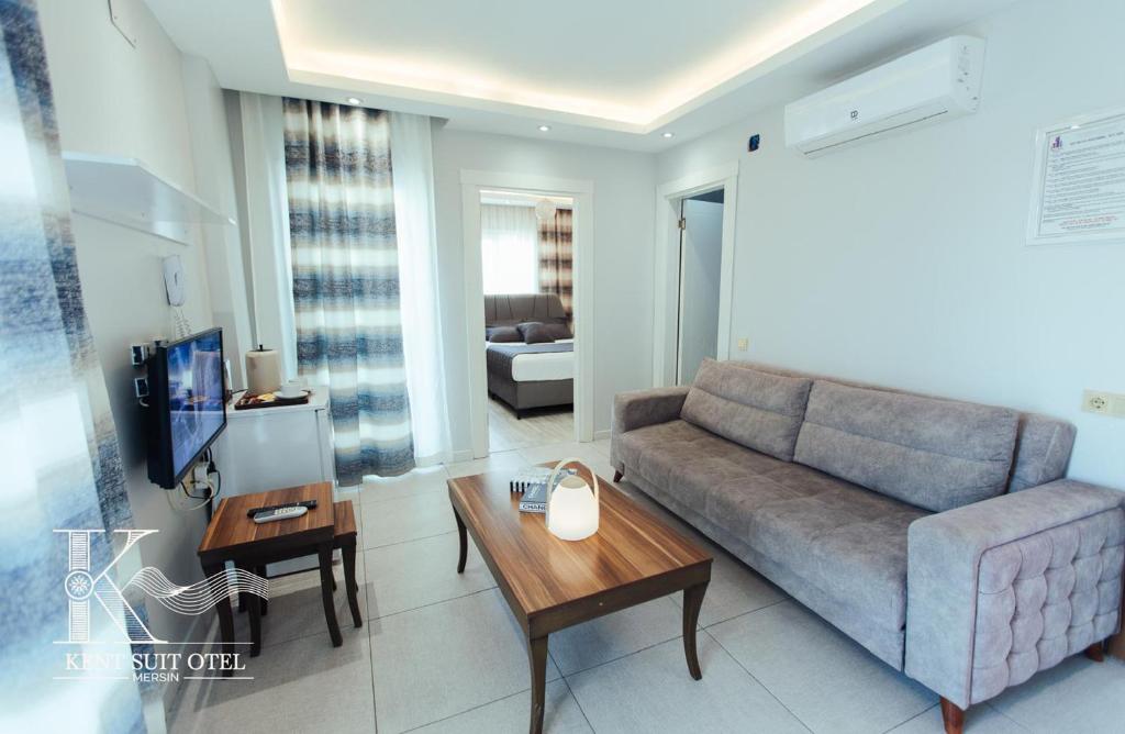 TV a/nebo společenská místnost v ubytování Mersin Kent Suit Hotel
