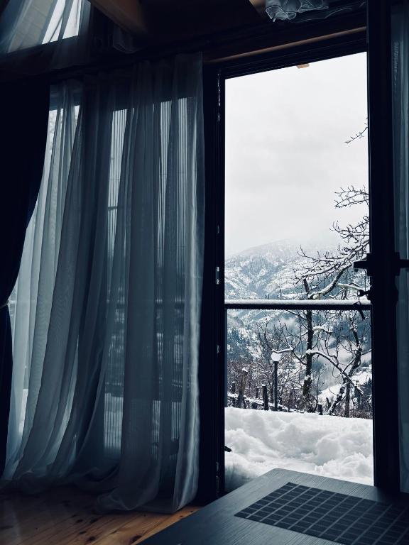Nespecifikovaný výhled na hory nebo výhled na hory při pohledu z luxury tent