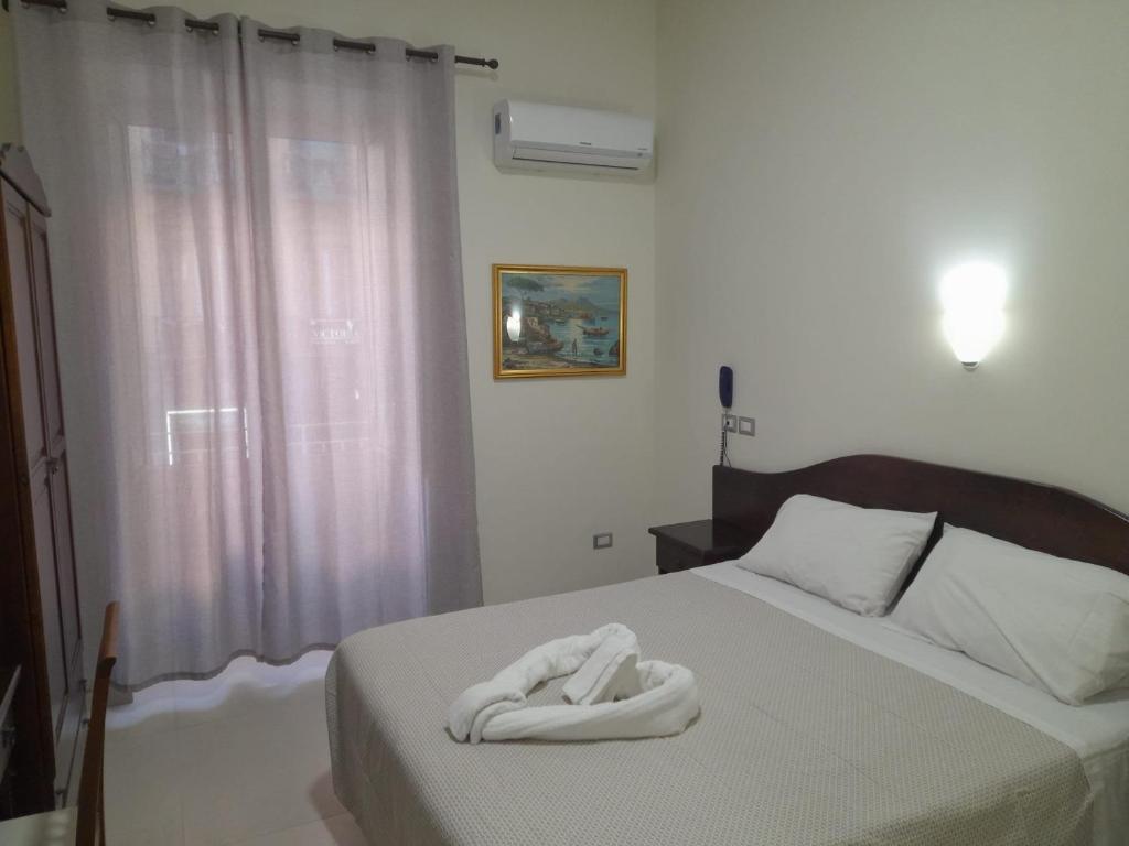 Postel nebo postele na pokoji v ubytování Hotel Vittorio Veneto Napoli