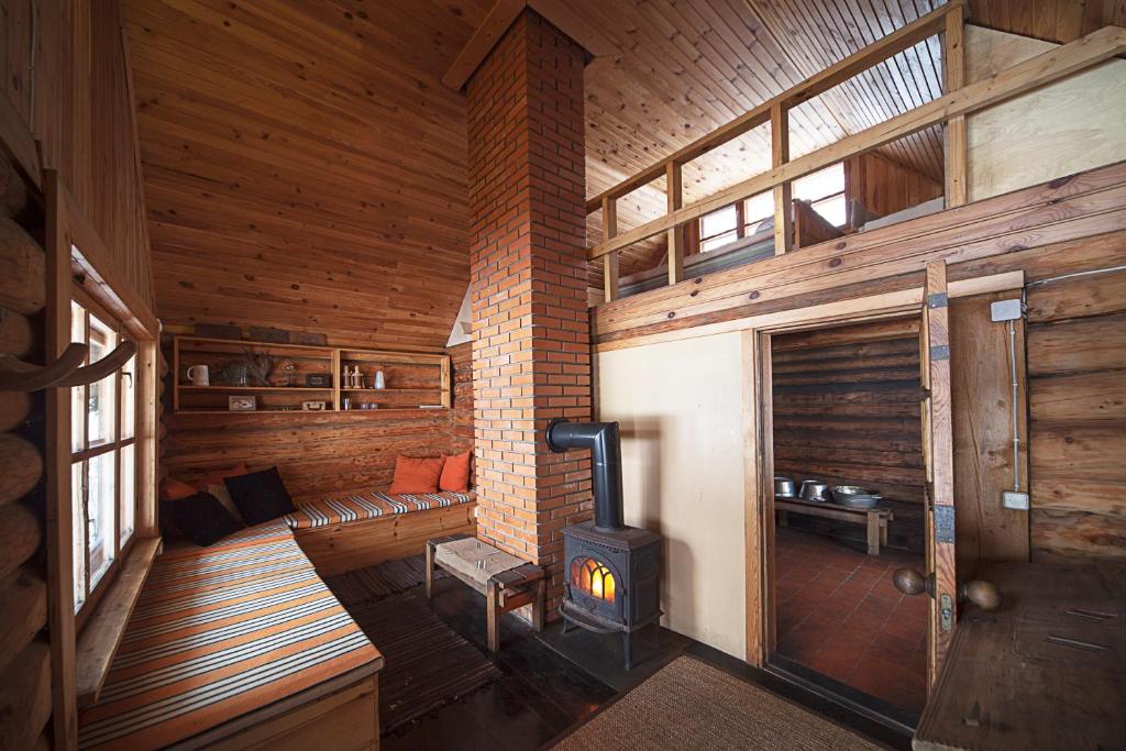 Palanda nebo palandy na pokoji v ubytování Kivi Talu Country Hotel