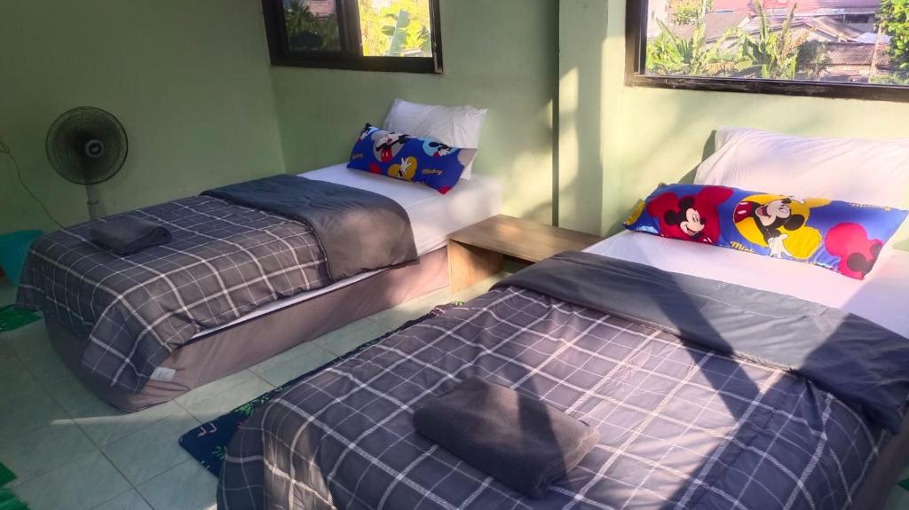 Postel nebo postele na pokoji v ubytování Mountain View Hostel - Krabi Airport near Wat ThamSuea