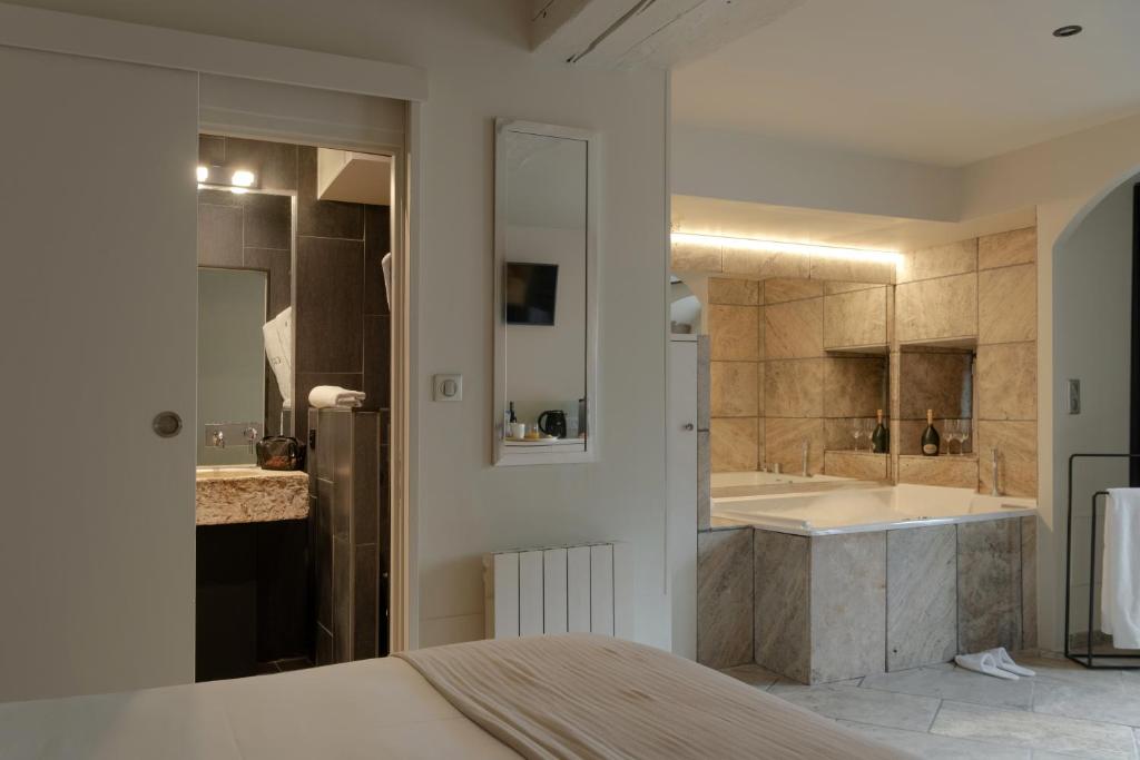Koupelna v ubytování MiHotel Le Gourguillon