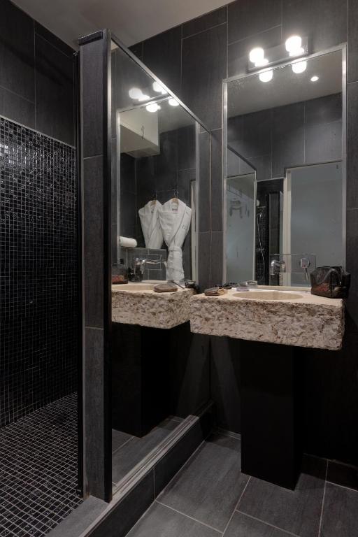 Koupelna v ubytování MiHotel Le Gourguillon
