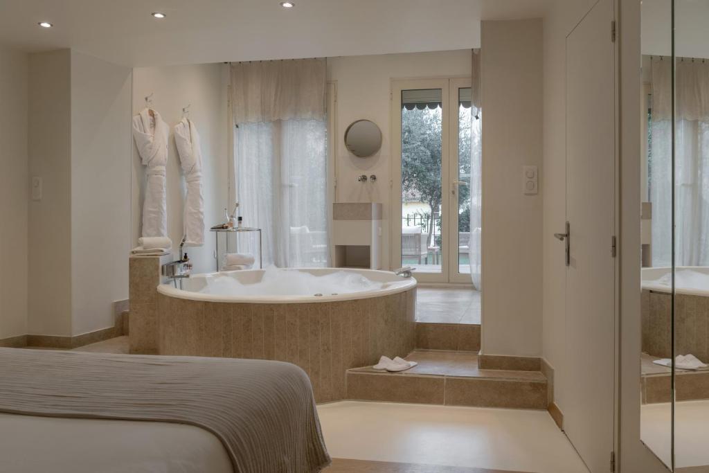Koupelna v ubytování MiHotel Le Gourguillon