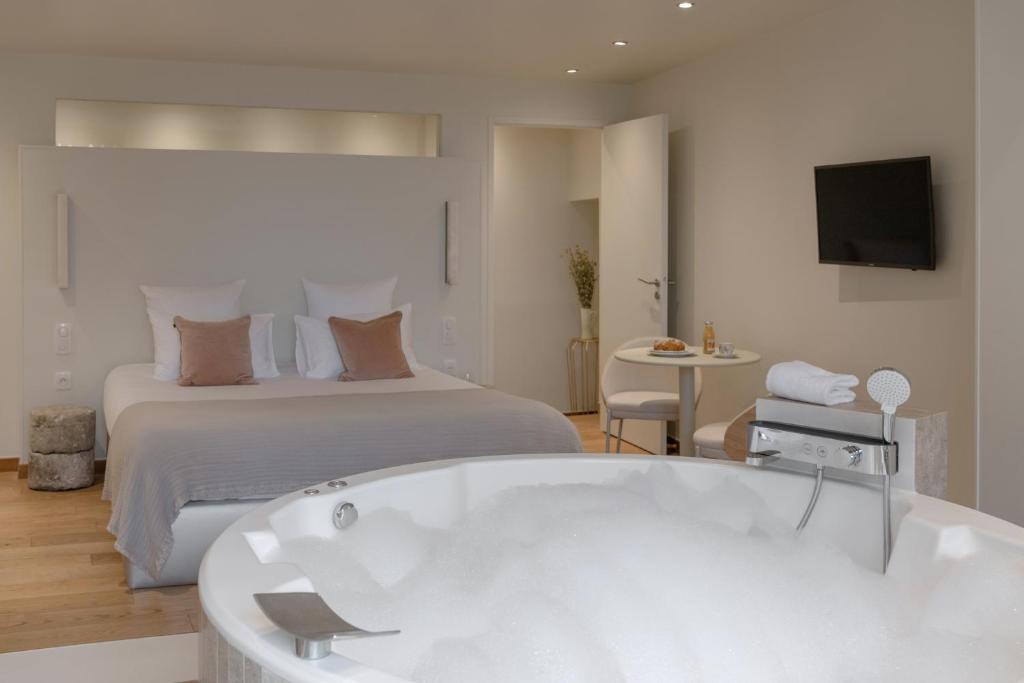 Postel nebo postele na pokoji v ubytování MiHotel Le Gourguillon