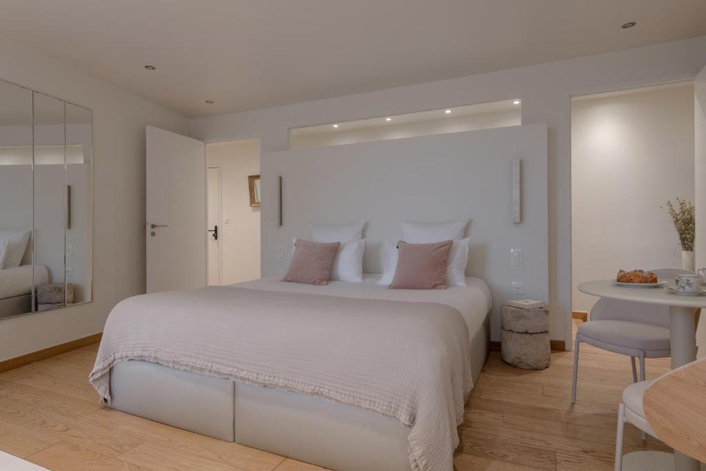 Postel nebo postele na pokoji v ubytování MiHotel Le Gourguillon
