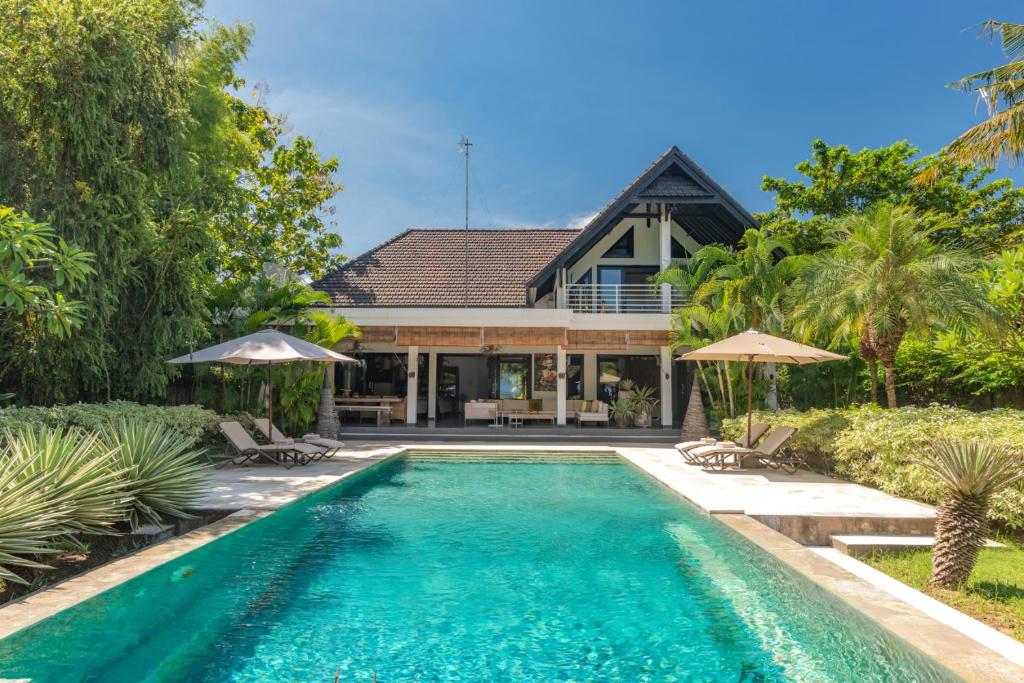 an image of a swimming pool in front of a house at Villa Mahkai in Ambengan