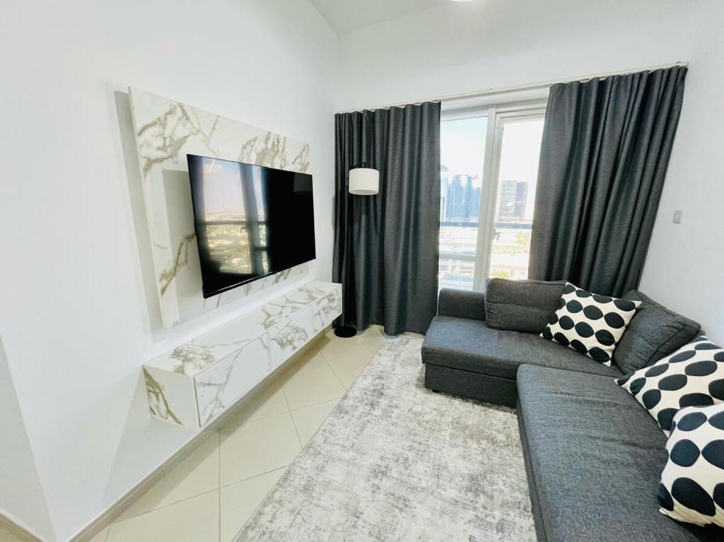 Una cama o camas en una habitación de 1 Bed-Apartment Cluster H JLT
