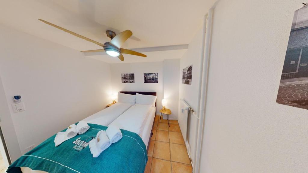 Postel nebo postele na pokoji v ubytování Zentral Altstadt Chur - Bahnhofsnah - Ferienwohnung - Bernina Express - Solution-Grischun