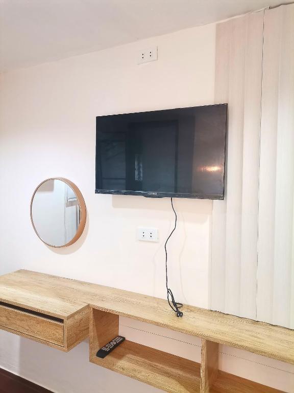 TV a/nebo společenská místnost v ubytování Viewpoint 360 Hotel