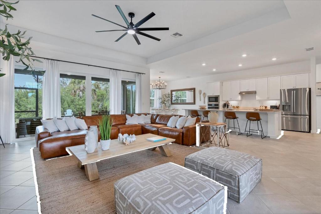 ein Wohnzimmer mit Sofa und Tisch in der Unterkunft Charlotte County 5886: Perfect Gulf Coast Retreat in Port Charlotte