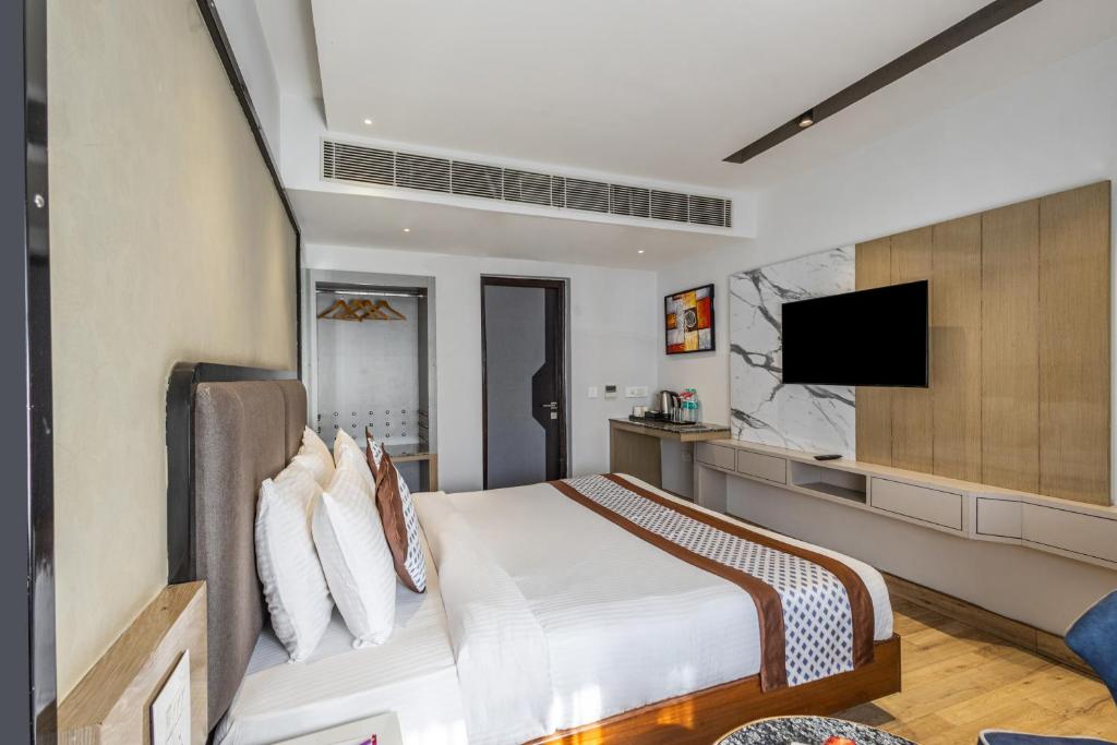 Postel nebo postele na pokoji v ubytování Sterling Legacy Shimla