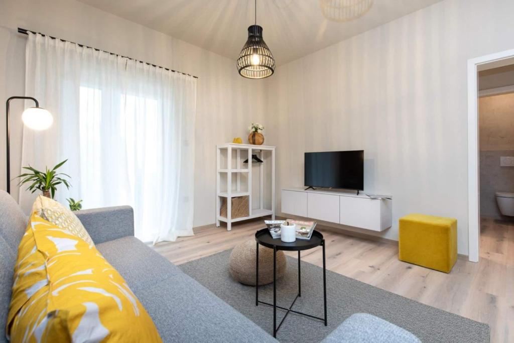 Televízia a/alebo spoločenská miestnosť v ubytovaní Villa LuiSole