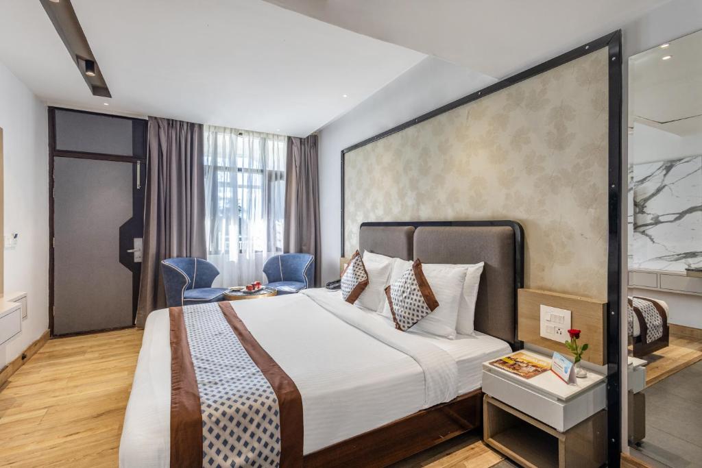 Postel nebo postele na pokoji v ubytování Sterling Legacy Shimla